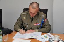 Mnohonrodn logistick koordinan centrum  v Prahe a Akadmia ozbrojench sl generla M. R. tefnika podpsali memorandum o porozumen a vzjomnej spoluprci